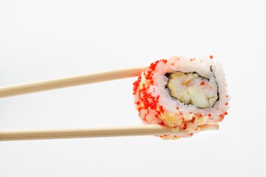 izole suşi roll chopsticks içinde