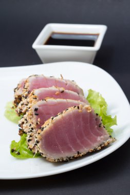 salata ile dekore edilmiş ton balığı filetosu