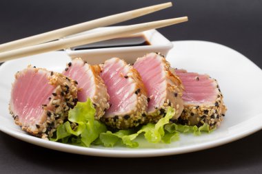 salata ile dekore edilmiş ton balığı filetosu