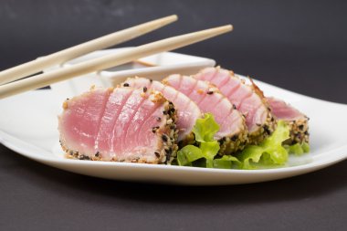 salata ile dekore edilmiş ton balığı filetosu