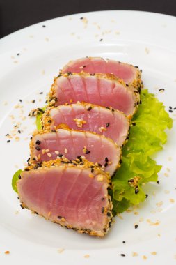 salata ile dekore edilmiş ton balığı filetosu