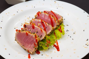 salata ile dekore edilmiş ton balığı filetosu