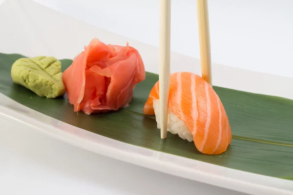 Sushi nigiri med lax tonfisk och annat — Stockfoto