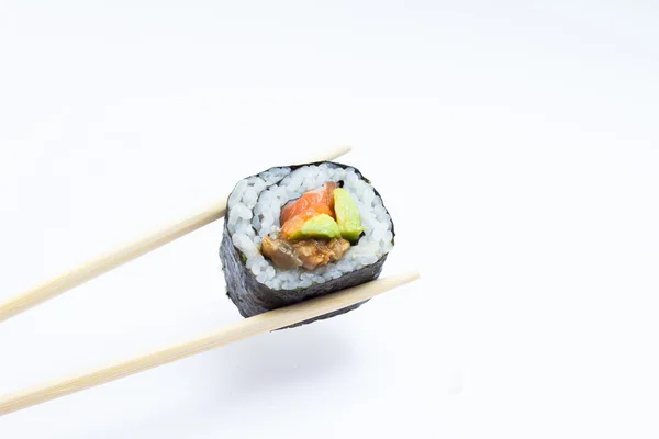 Rouleau de sushi isolé en baguettes — Photo