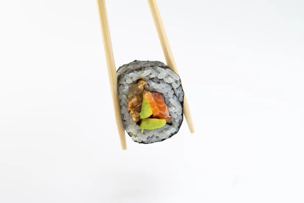 Rollo de sushi aislado en palillos — Foto de Stock