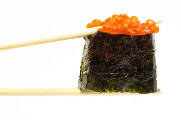 Sushi gunkan com ovas de salmão isoladas — Fotografia de Stock