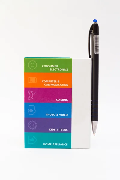 Caderno colorido com caneta isolada sobre fundo branco — Fotografia de Stock