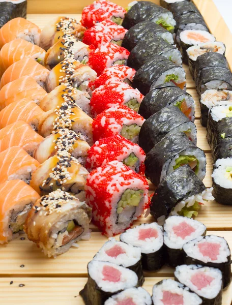 Rolos de sushi de prato feitos — Fotografia de Stock