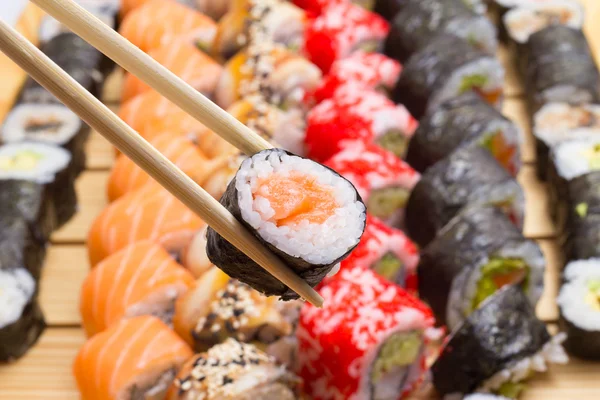 Gjort skålen sushi rullar — Stockfoto