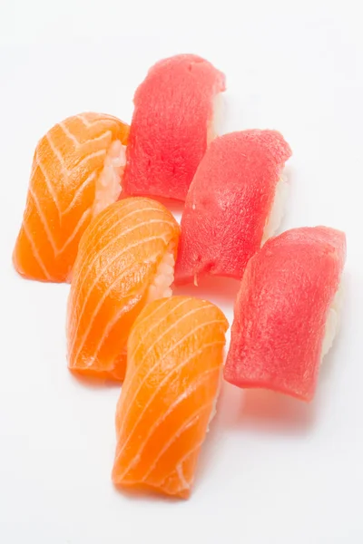 Nigiri sushi s lososem, tuňákem a jiného — Stock fotografie