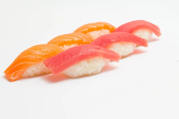 Nigiri sushi s lososem, tuňákem a jiného — Stock fotografie