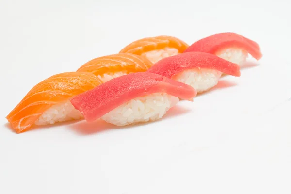 Sushi Nigiri mit Lachs-Thunfisch und anderem — Stockfoto