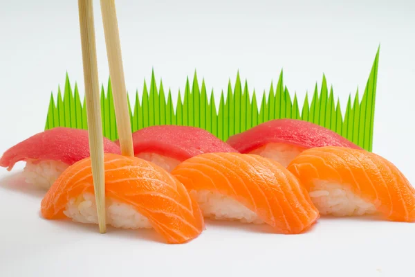 Nigiri sushi s lososem, tuňákem a jiného — Stock fotografie