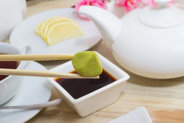 Wasabi mit Zitronenstäbchen und Sojasauce — Stockfoto