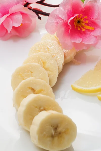 Нарезанный банан с украшениями — стоковое фото