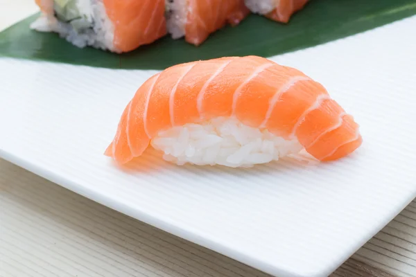 Salmão sushi nigiri — Fotografia de Stock