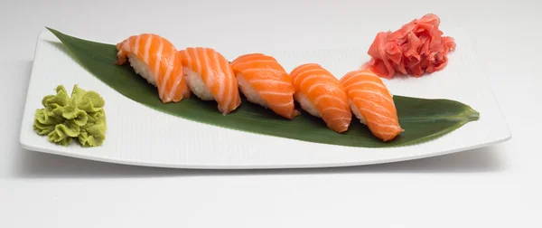 Rotolo di sushi drago verde e altri gunkan — Foto Stock