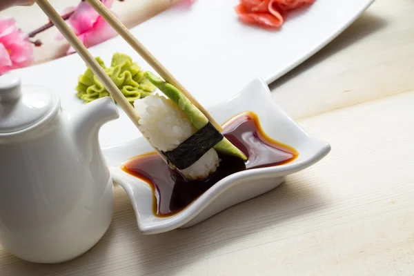 Green dragon sushi roll and other gunkan — Stock Photo, Image