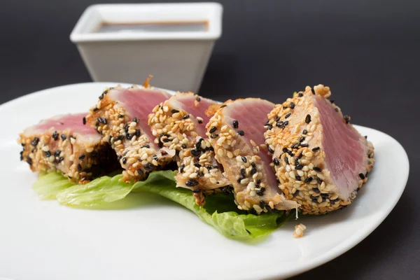 Filé de atum decorado com salada — Fotografia de Stock