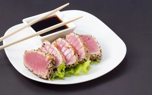 Tonfisk filé dekorerad med sallad — Stockfoto