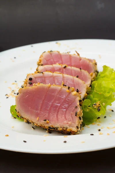 Филе тунца украшено салатом — стоковое фото