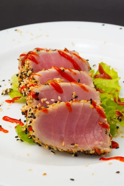 Філе тунця, прикрашене салатом — стокове фото