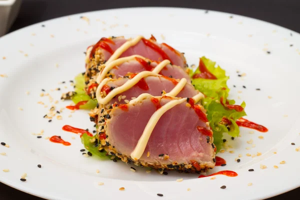 Filet z tuňáka zdobené salátem — Stock fotografie