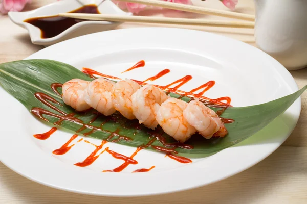 Fried shrimp wirh soy sauce on dish decorated with sakura — Stock Photo, Image