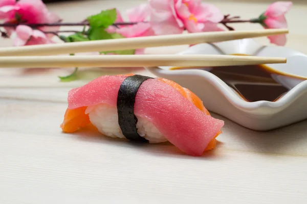 Ton balıklı sushi nigiri — Stok fotoğraf