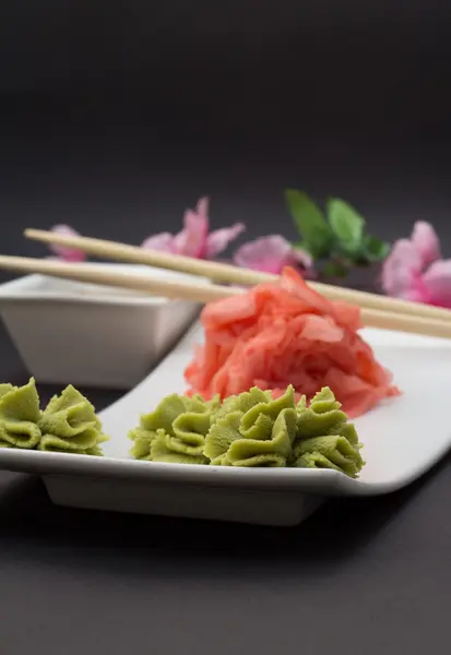 Gember en wasabi voor sushi — Stockfoto