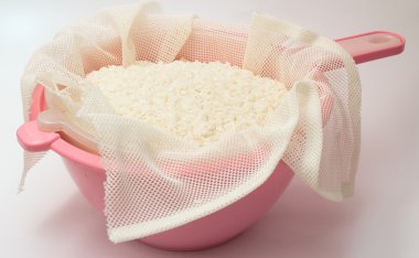 plastik kutu beyaz zemin üzerine izole pirinç