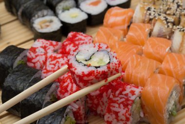 yemek suşi rulo yapılmış