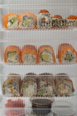 plastik kutulara suşi rulo