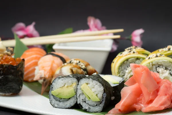 Gemaakt schotel sushi rolls — Stockfoto