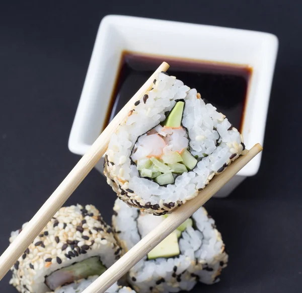 Canada Sushi-Rolle mit Sakura auf schwarzem Hintergrund — Stockfoto