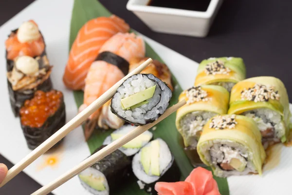 Rolos de sushi de prato feitos — Fotografia de Stock