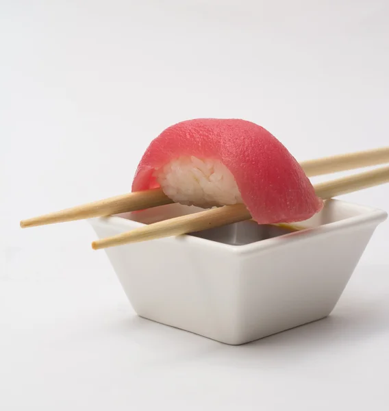 Тунец суши нигири — стоковое фото