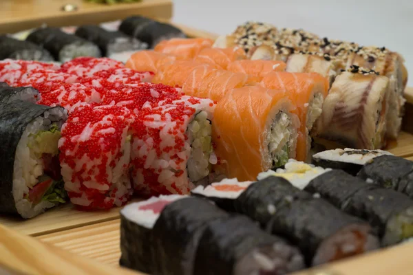 Rolos de sushi de prato feitos — Fotografia de Stock