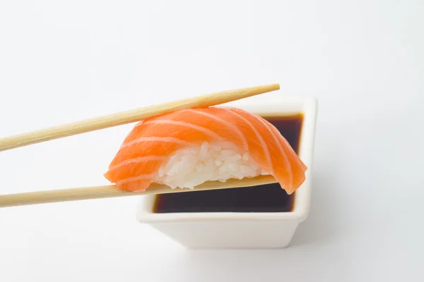 Geïsoleerde zalmsushi nigiri — Stockfoto