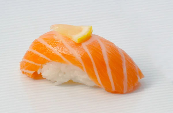 Sushi nigiri di salmone isolato — Foto Stock