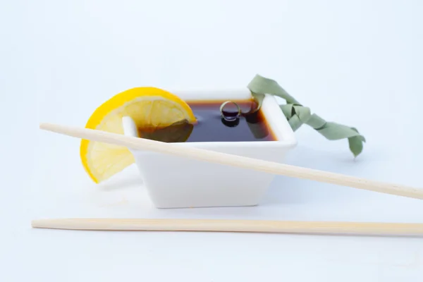 Salsa di soia isolata in piatti bianchi e verdure — Foto Stock