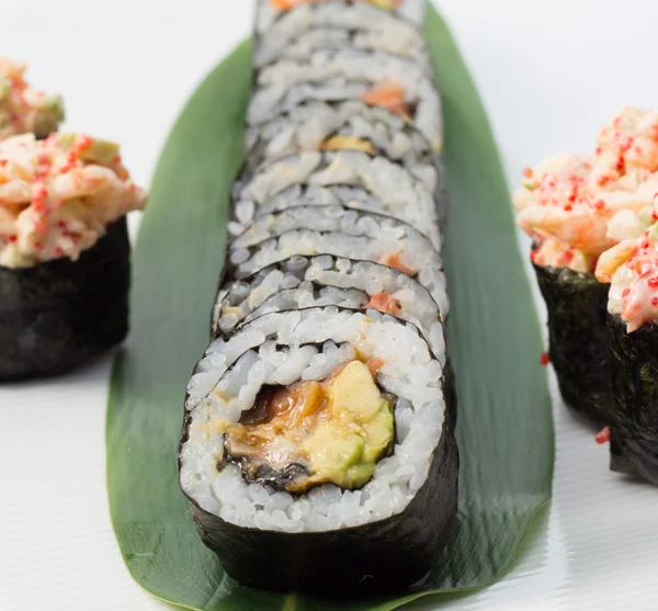 Sushi-Rollen und Gunkans — Stockfoto