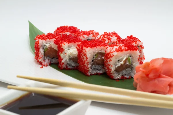 Sushi roll in rode tobiko — Stockfoto