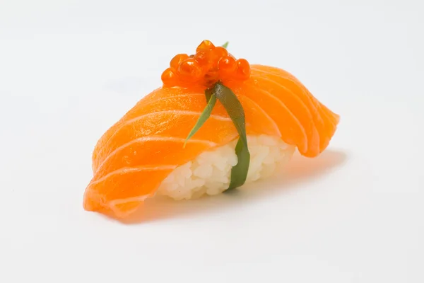 Nigiri sushi łososia na białym tle — Zdjęcie stockowe