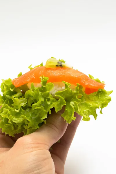 Salmón sushi nigiri en ensalada aislado sobre fondo blanco — Foto de Stock
