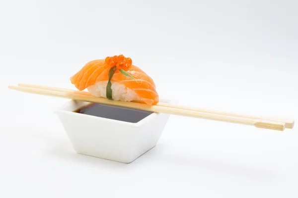 Nigiri sushi łososia na białym tle — Zdjęcie stockowe