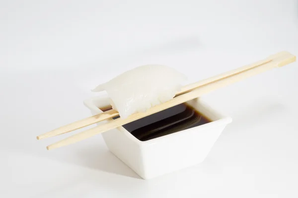 Riz japonais frit avec sauce soja et baguette — Photo