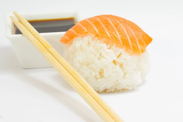 Sushi nigiri di salmone isolato — Foto Stock
