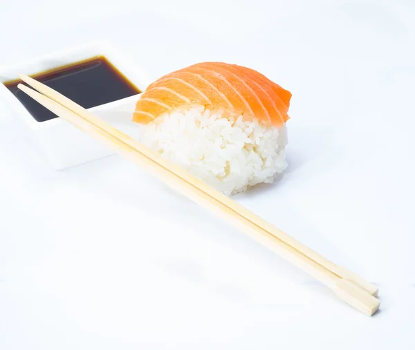 Sushi nigiri di salmone isolato — Foto Stock