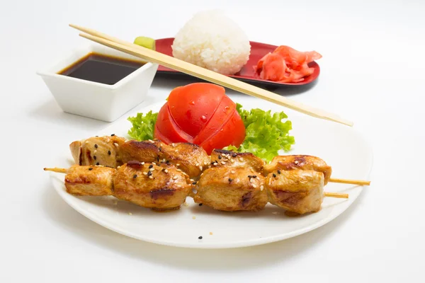 Frango shaslik com arroz japão e molho de soja — Fotografia de Stock